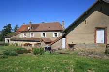 Maison du XIXème, 216 m² sur un terrain de 4200 m² avec de nombreuses dépendances.