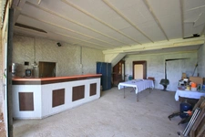 Maison en bon état général avec dépendances sur un terrain de 2200 m², proche des commerces.