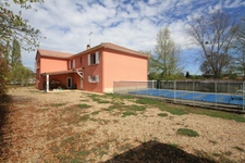 Maison 5 chambres, avec piscine et dépendances, sur un terrain de 4400 m².