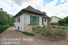 Maison 5 chambres, dans un village dynamique, à proximité directe des commodités.