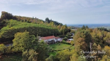 Longère 240 m² sur un terrain de 1,4 hectares.