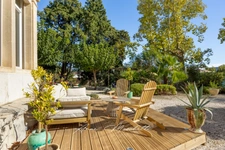 Atypical 63m2 Bourgeois apartment on one level in La Ciotat with a private garden of 830m2 with access to a swimming pool.