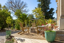 Atypical 63m2 Bourgeois apartment on one level in La Ciotat with a private garden of 830m2 with access to a swimming pool.