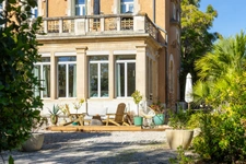 Atypical 63m2 Bourgeois apartment on one level in La Ciotat with a private garden of 830m2 with access to a swimming pool.
