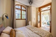 Atypical 63m2 Bourgeois apartment on one level in La Ciotat with a private garden of 830m2 with access to a swimming pool.