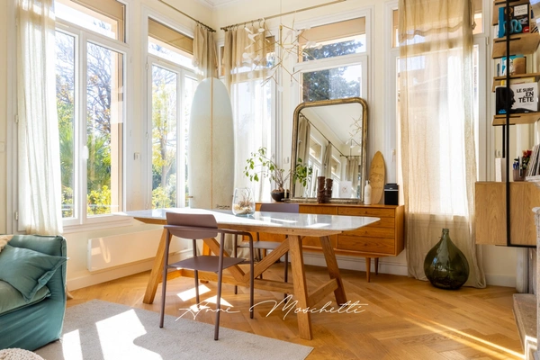 Appartement Bourgeois de 63 M2 Atypique de plein pied à la Ciotat avec un jardin privatif de 830 M2 avec un accès piscine.