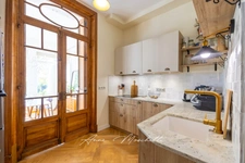 Atypical 63m2 Bourgeois apartment on one level in La Ciotat with a private garden of 830m2 with access to a swimming pool.