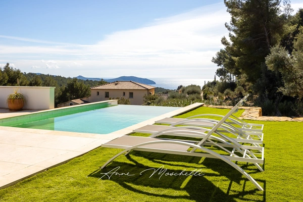 Maison moderne 250 M2 Vue sur la baie de la Ciotat sur un terrain de 2 500 M2
