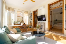 Atypical 63m2 Bourgeois apartment on one level in La Ciotat with a private garden of 830m2 with access to a swimming pool.