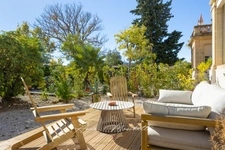 Atypical 63m2 Bourgeois apartment on one level in La Ciotat with a private garden of 830m2 with access to a swimming pool.