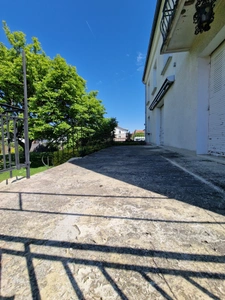 MAISON T9 avec LOCAL à vendre Axe EPINAL / CHARMES - MAISON avec TERRASSE, GARAGE et TERRAIN 