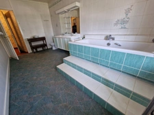 ENSEMBLE IMMOBILIER ( MAISON T6 + GRANDES DEPENDANCES ) à vendre 5 pièces (SH. 251 m2) proche CONTREXEVILLE (88) sur TERRAIN de 1102 m2