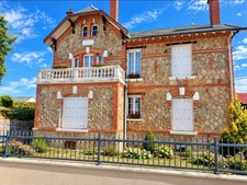 Propriete à vendre 8 pièces à 25 mn de REIMS (51) PROPRIÉTÉ avec MAISON et FERME sur environ 1,2 ha de TERRAIN