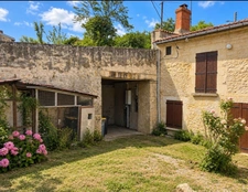 House for sale, 4 rooms, near Thouars (79). House to renovate, troglodyte section, courtyard, outbuilding, land.