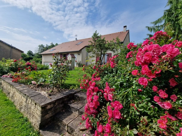 proche de CHATENOIS et VITTEL (88) MAISON T6 avec TERRASSE, GARAGE sur TERRAIN de 1300 m2 environ 