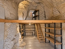 Maison à vendre 4 pièces proche THOUARS (79) MAISON à rénover partie troglodyte, cour, dépendance, terrain