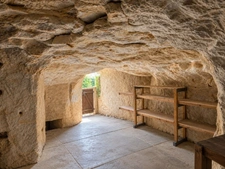 Maison à vendre 4 pièces proche THOUARS (79) MAISON à rénover partie troglodyte, cour, dépendance, terrain