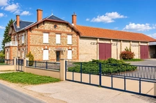 Propriete à vendre 8 pièces à 25 mn de REIMS (51) PROPRIÉTÉ avec MAISON et FERME sur environ 1,2 ha de TERRAIN