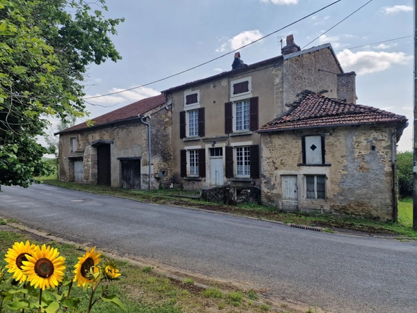 MAISON à vendre 5 pièces secteur BOURMONT (52) ENSEMBLE IMMOBILIER à réhabiliter complètement / 2000 m2 de TERRAIN 