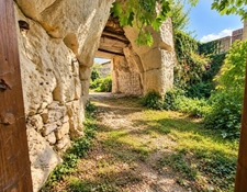 Maison à vendre 4 pièces proche THOUARS (79) MAISON à rénover partie troglodyte, cour, dépendance, terrain