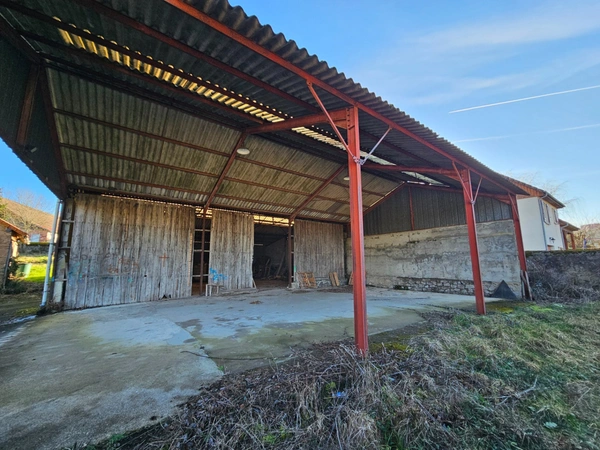 Bâtiment avec auvent SAULIEU (21210) sur terrain de 1405m²