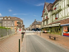 Cabourg Hyper-centre - Authentique maison de ville de 3 pièces - 60 m² habitables (80 m² au sol) - À 300 m de la plage - Sans copropriété