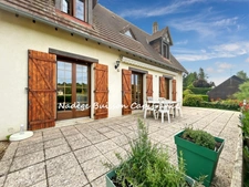 Cambremer centre – Maison familiale de 136 m² avec terrasse panoramique, vie de plain-pied et double garage