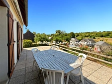 Cambremer centre – Maison familiale de 136 m² avec terrasse panoramique, vie de plain-pied et double garage
