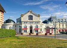 Cabourg Hyper-centre - Authentique maison de ville de 3 pièces - 60 m² habitables (80 m² au sol) - À 300 m de la plage - Sans copropriété