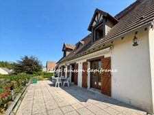 Cambremer centre – Maison familiale de 136 m² avec terrasse panoramique, vie de plain-pied et double garage