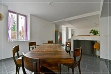 PROPERTY COMPLEX – 3 APARTMENTS + BARN – STRONG RENTAL POTENTIAL – EPC B 📍 Located in the town of Châteaumeillant (Cher), in the heart of a quiet village with amenities.