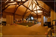 PROPERTY COMPLEX – 3 APARTMENTS + BARN – STRONG RENTAL POTENTIAL – EPC B 📍 Located in the town of Châteaumeillant (Cher), in the heart of a quiet village with amenities.