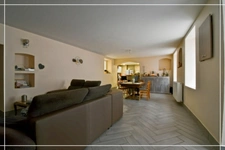 PROPERTY COMPLEX – 3 APARTMENTS + BARN – STRONG RENTAL POTENTIAL – EPC B 📍 Located in the town of Châteaumeillant (Cher), in the heart of a quiet village with amenities.