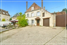 PROPERTY COMPLEX – 3 APARTMENTS + BARN – STRONG RENTAL POTENTIAL – EPC B 📍 Located in the town of Châteaumeillant (Cher), in the heart of a quiet village with amenities.