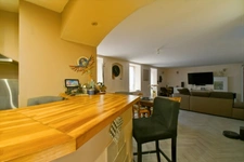 PROPERTY COMPLEX – 3 APARTMENTS + BARN – STRONG RENTAL POTENTIAL – EPC B 📍 Located in the town of Châteaumeillant (Cher), in the heart of a quiet village with amenities.