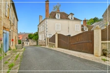 PROPERTY COMPLEX – 3 APARTMENTS + BARN – STRONG RENTAL POTENTIAL – EPC B 📍 Located in the town of Châteaumeillant (Cher), in the heart of a quiet village with amenities.