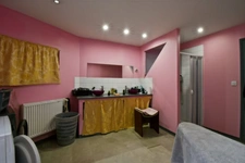 PROPERTY COMPLEX – 3 APARTMENTS + BARN – STRONG RENTAL POTENTIAL – EPC B 📍 Located in the town of Châteaumeillant (Cher), in the heart of a quiet village with amenities.