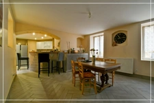 PROPERTY COMPLEX – 3 APARTMENTS + BARN – STRONG RENTAL POTENTIAL – EPC B 📍 Located in the town of Châteaumeillant (Cher), in the heart of a quiet village with amenities.