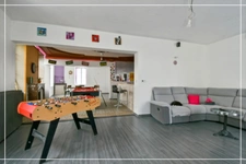 PROPERTY COMPLEX – 3 APARTMENTS + BARN – STRONG RENTAL POTENTIAL – EPC B 📍 Located in the town of Châteaumeillant (Cher), in the heart of a quiet village with amenities.