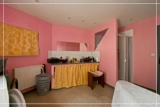 PROPERTY COMPLEX – 3 APARTMENTS + BARN – STRONG RENTAL POTENTIAL – EPC B 📍 Located in the town of Châteaumeillant (Cher), in the heart of a quiet village with amenities.