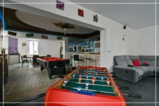 PROPERTY COMPLEX – 3 APARTMENTS + BARN – STRONG RENTAL POTENTIAL – EPC B 📍 Located in the town of Châteaumeillant (Cher), in the heart of a quiet village with amenities.
