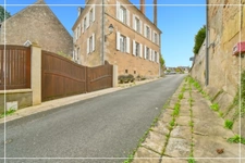 PROPERTY COMPLEX – 3 APARTMENTS + BARN – STRONG RENTAL POTENTIAL – EPC B 📍 Located in the town of Châteaumeillant (Cher), in the heart of a quiet village with amenities.