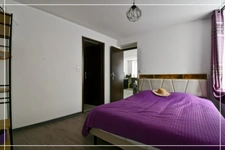 PROPERTY COMPLEX – 3 APARTMENTS + BARN – STRONG RENTAL POTENTIAL – EPC B 📍 Located in the town of Châteaumeillant (Cher), in the heart of a quiet village with amenities.