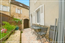 PROPERTY COMPLEX – 3 APARTMENTS + BARN – STRONG RENTAL POTENTIAL – EPC B 📍 Located in the town of Châteaumeillant (Cher), in the heart of a quiet village with amenities.