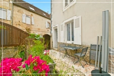 PROPERTY COMPLEX – 3 APARTMENTS + BARN – STRONG RENTAL POTENTIAL – EPC B 📍 Located in the town of Châteaumeillant (Cher), in the heart of a quiet village with amenities.