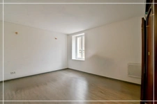 PROPERTY COMPLEX – 3 APARTMENTS + BARN – STRONG RENTAL POTENTIAL – EPC B 📍 Located in the town of Châteaumeillant (Cher), in the heart of a quiet village with amenities.