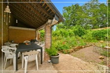PROPERTY COMPLEX – 3 APARTMENTS + BARN – STRONG RENTAL POTENTIAL – EPC B 📍 Located in the town of Châteaumeillant (Cher), in the heart of a quiet village with amenities.