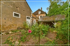 PROPERTY COMPLEX – 3 APARTMENTS + BARN – STRONG RENTAL POTENTIAL – EPC B 📍 Located in the town of Châteaumeillant (Cher), in the heart of a quiet village with amenities.
