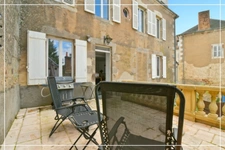 PROPERTY COMPLEX – 3 APARTMENTS + BARN – STRONG RENTAL POTENTIAL – EPC B 📍 Located in the town of Châteaumeillant (Cher), in the heart of a quiet village with amenities.