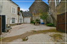 PROPERTY COMPLEX – 3 APARTMENTS + BARN – STRONG RENTAL POTENTIAL – EPC B 📍 Located in the town of Châteaumeillant (Cher), in the heart of a quiet village with amenities.